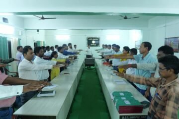 आनंदपुर प्रखंड कार्यालय में डीसी मनीष कुमार ने की विकास योजनाओं की समीक्षा, अधिकारियों को दिए समयबद्ध क्रियान्वयन के निर्देश