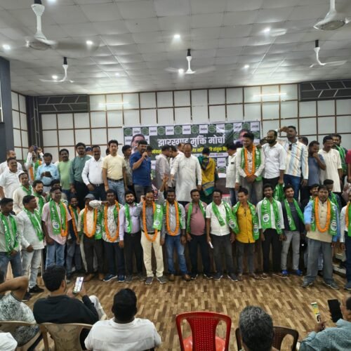 नोवामुंडी में झामुमो को मिली बड़ी राजनीतिक मजबूती, विभिन्न दलों के कई नेताओं व कार्यकर्ताओं ने थामा पार्टी का दामन