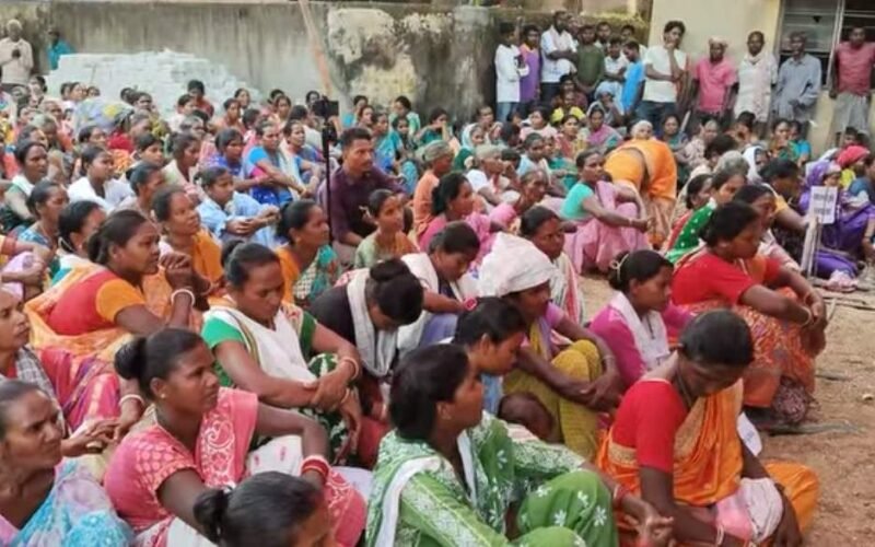 पांड्राशाली साइडिंग में खनिज भंडारण के विरोध में ग्रामीणों का धरना, गतिविधियां बंद कराने की मांग