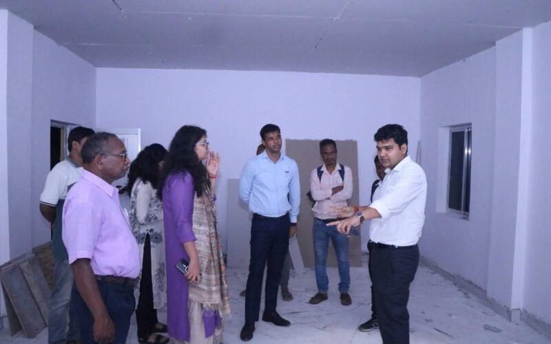 चक्रधरपुर के ग्रामीण पुस्तकालयों का उपायुक्त ने किया निरीक्षण, सुविधाएं बढ़ाने के दिए निर्देश