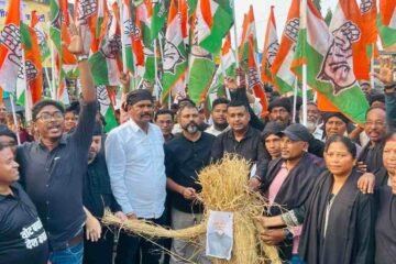 चाईबासा में कांग्रेस ने मनाया ‘काला दिवस’, प्रधानमंत्री का पुतला दहन कर जताया विरोध