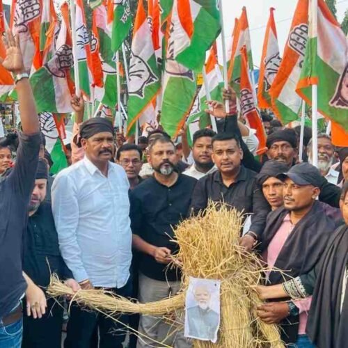 चाईबासा में कांग्रेस ने मनाया ‘काला दिवस’, प्रधानमंत्री का पुतला दहन कर जताया विरोध